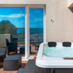 Outdoor Jacuzzi with sea view