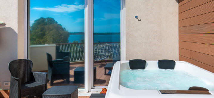 Outdoor Jacuzzi with sea view